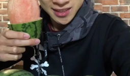 邳州网红吃瓜事件视频曝光,视频曝光引发网友热议